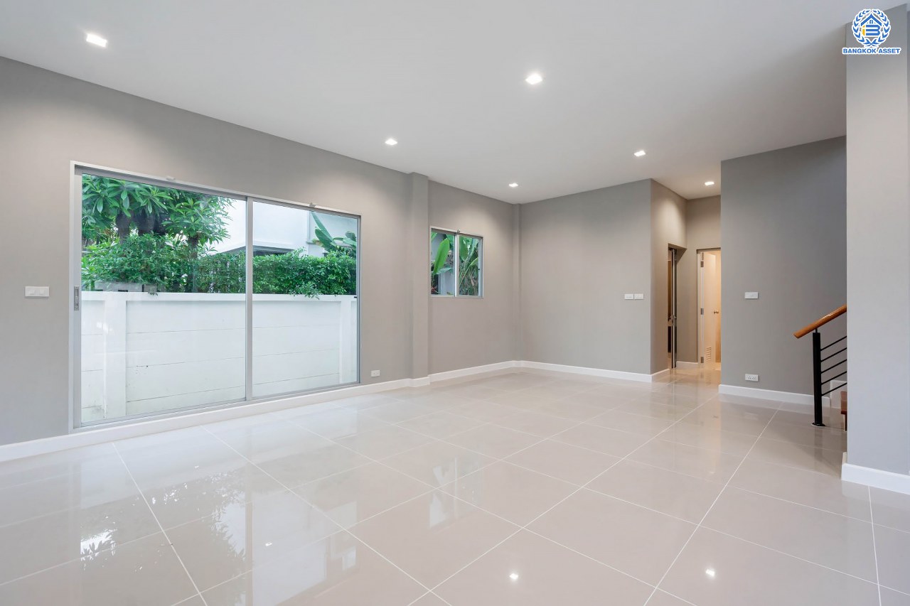 บ้านมือสองตกแต่งใหม่ โครงการ ไลฟ์บางกอกบูเลอวาร์ด ราชพฤกษ์-รัตนาธิเบศร์ เนื้อที่ 63 ตร.ว. ดีไซน์ตอบทุกไลฟ์สไตล์ ฟังก์ชัน 3 ห้องนอน 5 ห้องน้ำ 1 ห้องแม่บ้าน จอดรถได้ 2 คัน บนทำเลติดถนนราชพฤกษ์ ใกล้โรงเรียนเด่นหล้า  ห้าง Robinson Lifestyle Ratchaphruek เชื่อมต่อทุกเส้นทาง ใกล้รถไฟฟ้าสายสีชมพู "สถานีปากเกร็ด" และจุดขึ้นทางด่วน "ศรีรัช"